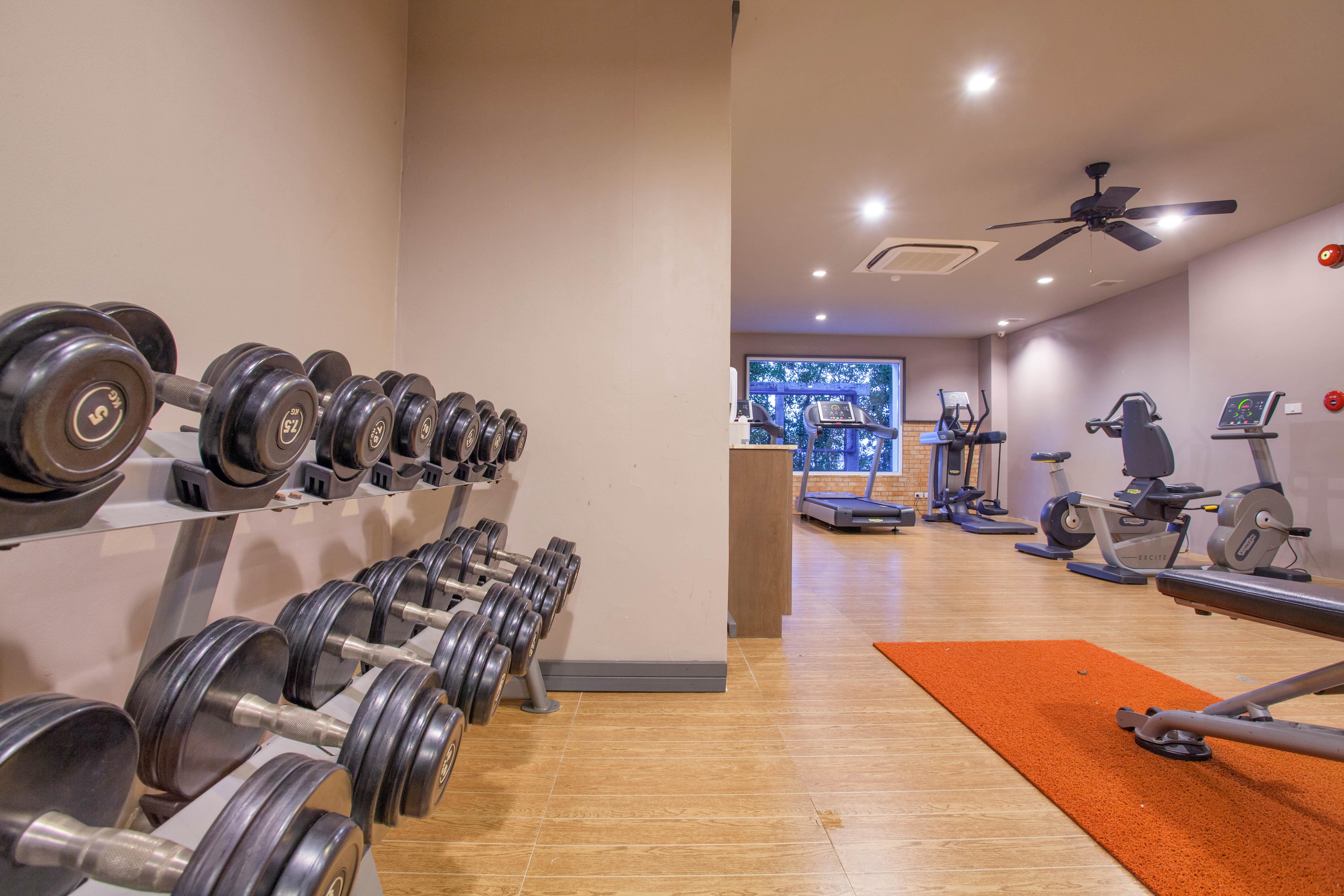 Zenmaya Oceanfront Phuket, Trademark Collection By Wyndham Patong Екстериор снимка The gym at the hotel