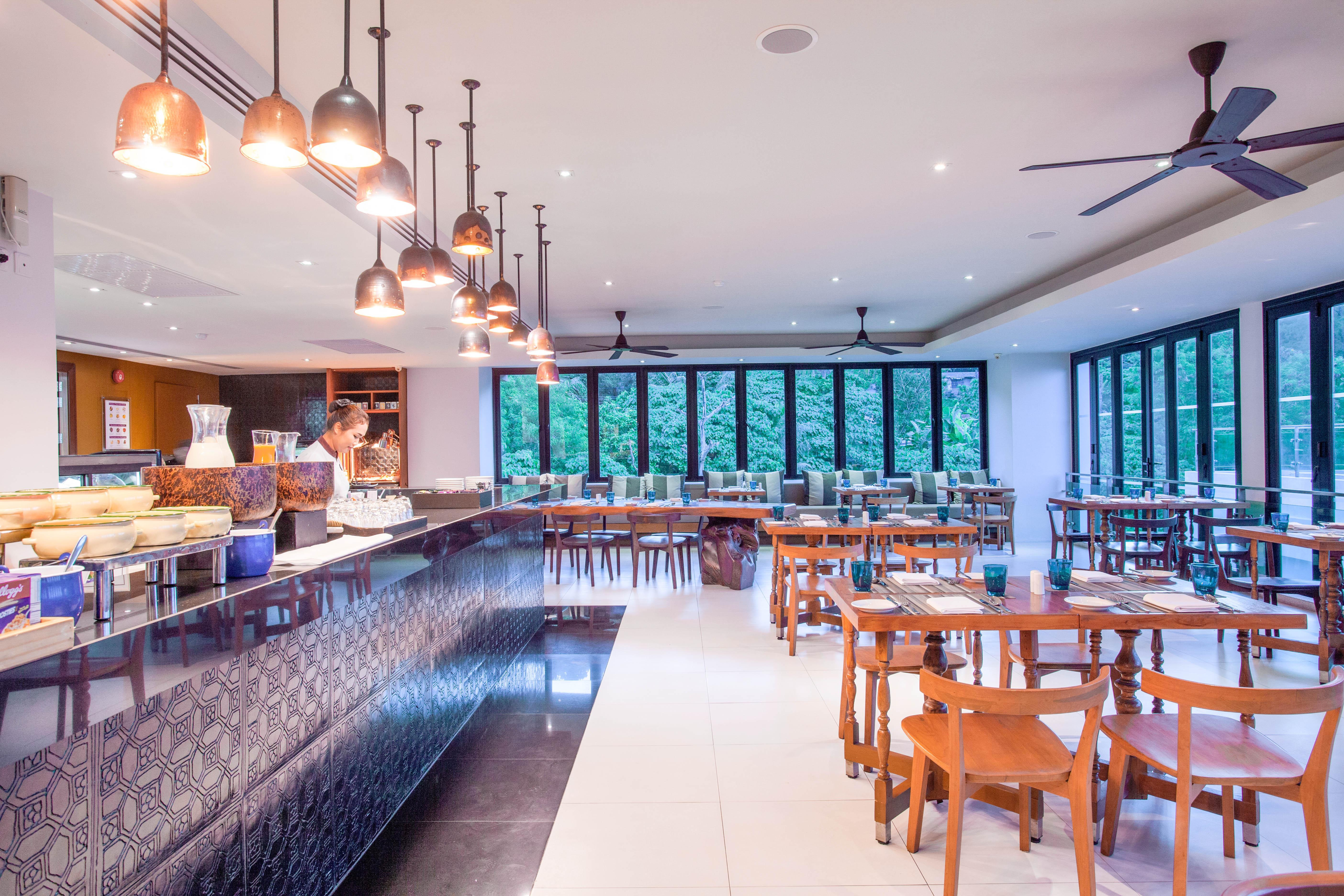 Zenmaya Oceanfront Phuket, Trademark Collection By Wyndham Patong Екстериор снимка The restaurant at the hotel