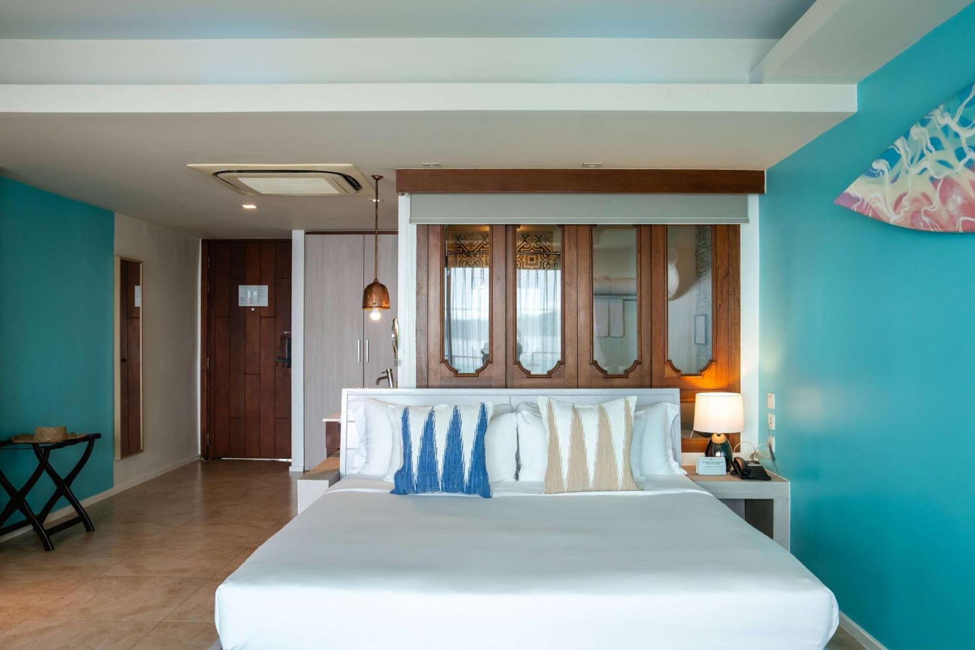 Zenmaya Oceanfront Phuket, Trademark Collection By Wyndham Patong Екстериор снимка A bedroom at the hotel